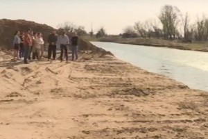 Астраханцы из Камызякского района самостоятельно спасли обмелевшую реку