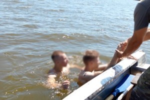 Двое подростков чуть не утонули на реке в Астраханской области