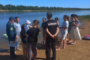 В Астраханской области спасатели ловят подростков там, где купаться запрещено