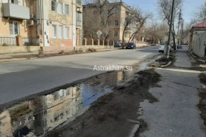 Известную разливами канализации улицу в Астрахани перекрыли раньше, чем планировалось