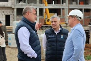 Динамика строительства школы в Астрахани вызывает опасения у регионального правительства