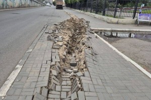 В Астрахани нашли водителя грузовика, разбившего тротуар возле Театра оперы и балета
