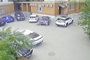 8 автомобилей отправятся на покраску из-за «прогулки» девочки в Астрахани