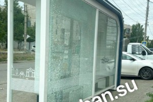В Астрахани вандалы разгромили еще одну остановку