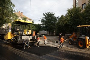 На площади Шаумяна в Астрахани укладывают асфальт