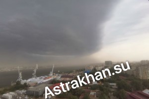 Астраханскую область накрыли пыльная буря и град