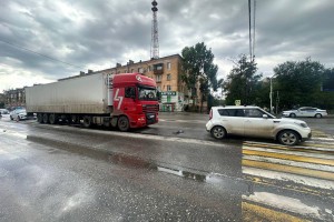 Грузовик въехал в легковушку в Астрахани: пострадали женщина и ребенок