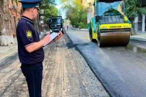 Судебные приставы обязали астраханских чиновников отремонтировать дорогу