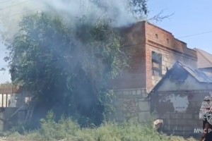 В Трусовском районе Астрахани горит жилой дом