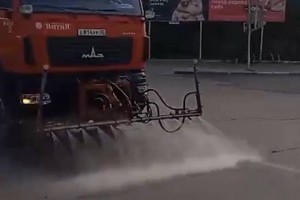 В Астрахани коммунальщики охлаждают дороги