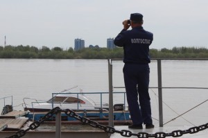 В Астрахани спасатели вытащили из Волги женщину, упавшую с Нового моста