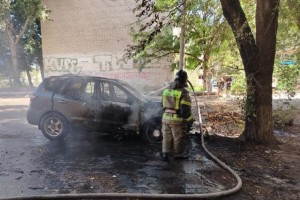 В Астрахани на глазах у прохожих сгорел автомобиль