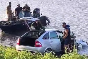 В Астраханской области автомобиль рыбаков ушел под воду