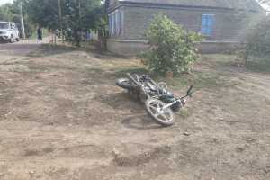 14-летние астраханцы на мопеде попали в реанимацию после наезда на люк