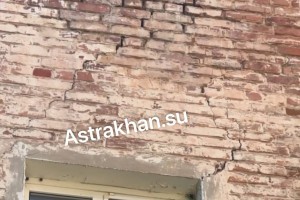 «Дом трескается, подвал заливается»: как выживают астраханцы в разных районах города?
