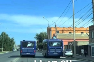 Астраханцы удивлены маневрами пассажирского автобуса