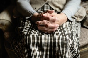 Астраханской пенсионерке удалось добиться возмещения денег, которые она перевела мошенникам
