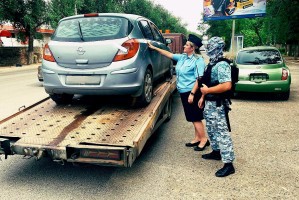 В Астрахани сразу два автолюбителя остались без машин прямо на дороге