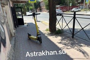 Они повсюду: астраханцы спотыкаются о брошенные на тротуарах электросамокаты