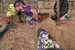 На кладбище в Астраханской области появились загадочные ямы на могилах