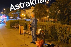 «Я устала от этого воя!»: уличные музыканты вызывают разные эмоции у астраханцев