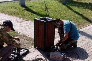 В Астрахани коммунальщики обновляют сломанные хулиганами урны