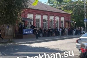 «Сами виноваты»: астраханцам объяснили, откуда взялись очереди при продлении транспортной карты «Учащегося»