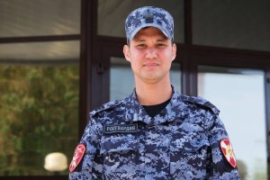 «Упала прямо возле дороги»: пожилой астраханке помог росгвардеец