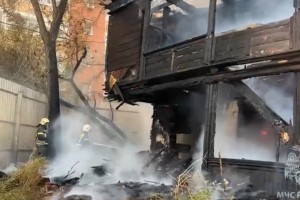 В Астрахани огонь охватил старый деревянный дом