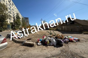 На одной из центральных улиц Астрахани пропали мусорные баки