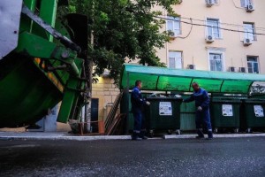 В Астраханской области устанавливают новые мусорные контейнеры