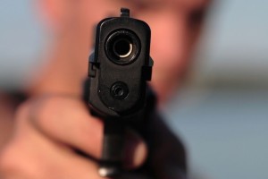 Астраханец со своим другом едва не устроили стрельбу в петербургском баре