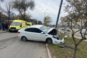 Сразу два человека пострадали в результате наезда иномарки на столб