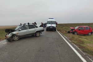 Сразу три человека пострадали в результате столкновения легковушек на трассе в Астраханской области