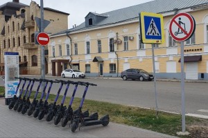 Администрация Астрахани опубликовала список улиц, на которых нельзя ездить на электросамокатах