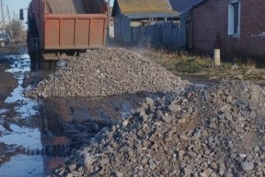 В Астрахани занимаются подсыпкой грунтовых дорог
