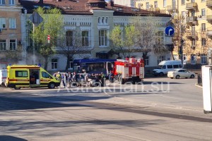 Две иномарки в самом центре Астрахани столкнулись так, что одна задымилась