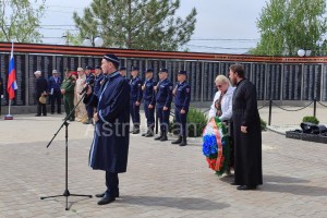 В астраханском поселке Володарский открыли стелу в память о бойцах СВО