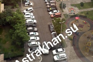 «Ох уж эти сказки»: В Астрахани задумываются о введении платных парковок, но забывают про стоянки возле ЖК