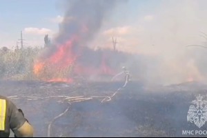 В Астраханской области горит дачный массив