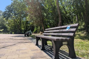 В Ессентуках установили скамейки из переработанных пакетов