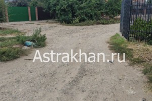 «Ноги можно переломать»: астраханцы жалуются на состояние дороги у школы на Казачьем